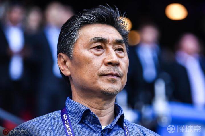  里昂主帅赛后炮轰裁判，争议判罚引发舆论风波  