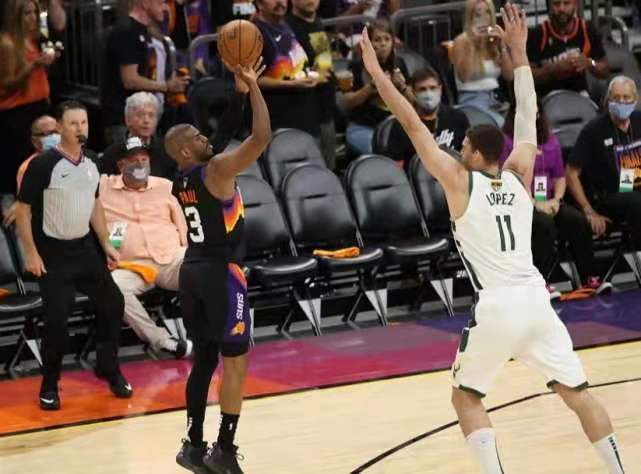  霍勒迪防守建功雄鹿险胜篮网队